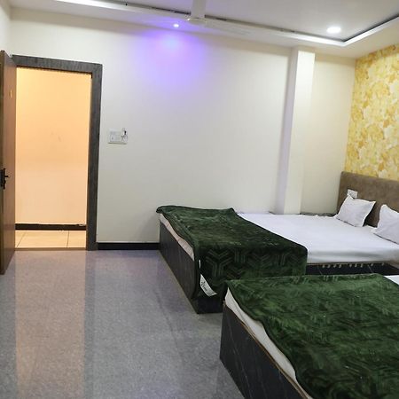 Hotel Somnath Inn Ujaim Quarto foto