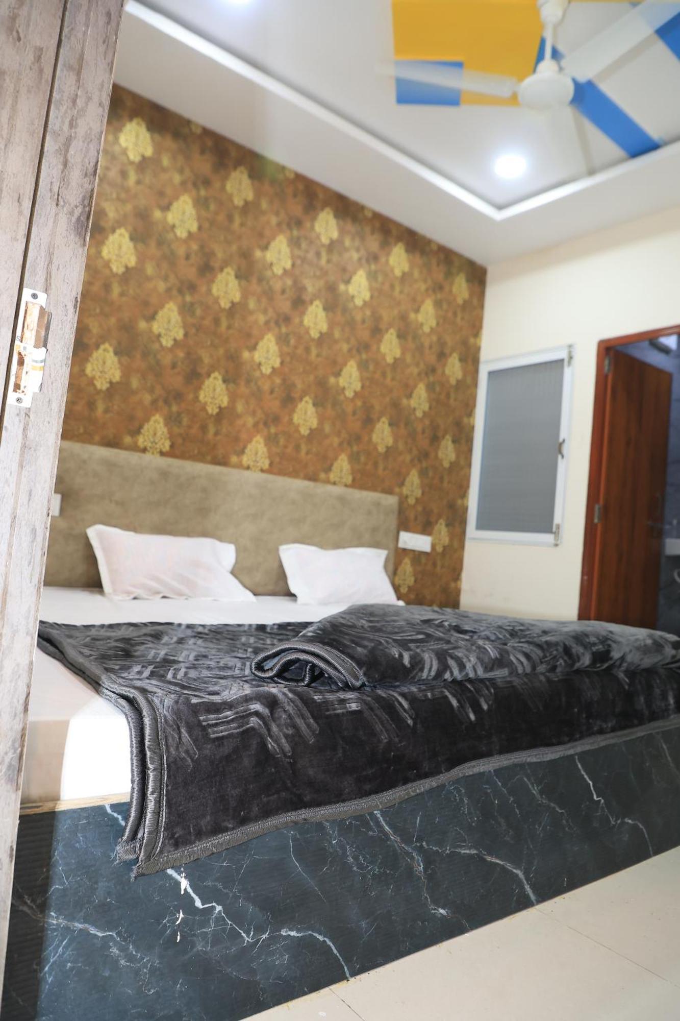 Hotel Somnath Inn Ujaim Quarto foto